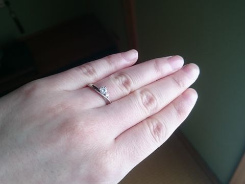 【Une Mariage(アンマリアージュ)の口コミ】 指輪が似合わない指なので、合うのもをいろいろ試着させてもらって、つけ…
