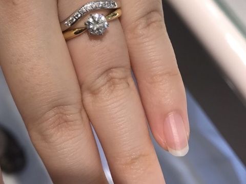 【TRECENTI(トレセンテ)の口コミ】 婚約指輪と重ね付けして似合う指輪探しており、同じデザインのプラチナと…