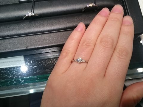 【ラザール ダイヤモンド(LAZARE DIAMOND)の口コミ】 中央のダイヤモンドの両サイドにメレダイヤが配置されていて、実際のカラ…