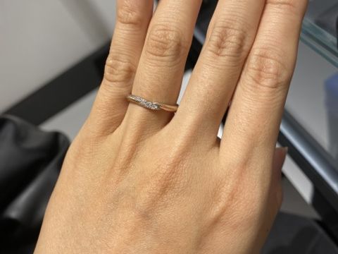 【エクセルコダイヤモンド(EXELCO DIAMOND)の口コミ】 ミルウチがとても綺麗、ダイヤが真ん中に３つ付いていて輝きが綺麗、指輪…