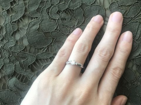 【STAR JEWELRY(スタージュエリー)の口コミ】 ストレートタイプですが、ダイヤモンドの流星が指に沿うようなウェーブの…