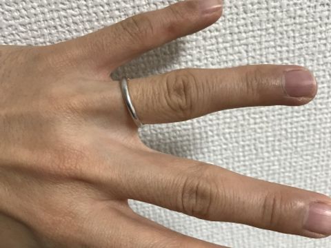 【ラザール ダイヤモンド(LAZARE DIAMOND)の口コミ】 デザインがシンプルですが、リングの内部がピンクゴールドとなっており、…