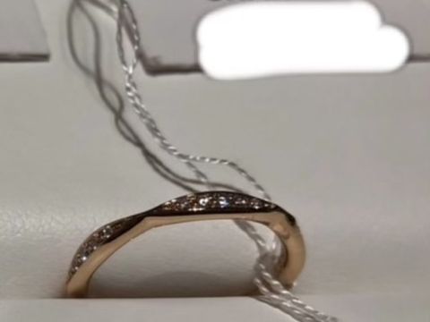 【シャネル(CHANEL)の口コミ】 カメリアコレクションのエタニティリングを試着させてもらいました。
CHAN…