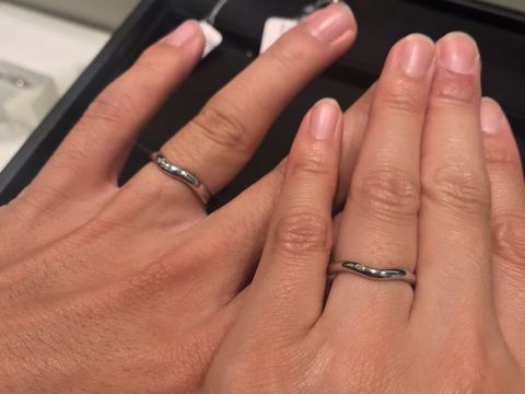 【ティファニー(Tiffany & Co.)の口コミ】 シンプルですが中心に若干窪みがありかわいらしいデザインです。指輪は他…