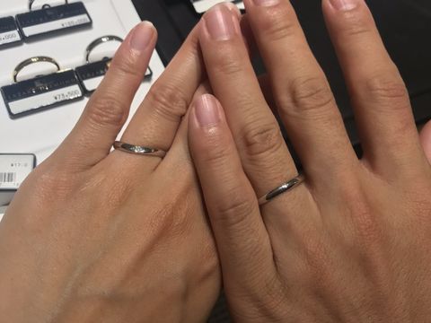 【ラザール ダイヤモンド(LAZARE DIAMOND)の口コミ】 デザインはシンプルが故に飽きのこない感じでした。生涯着けることを考え…