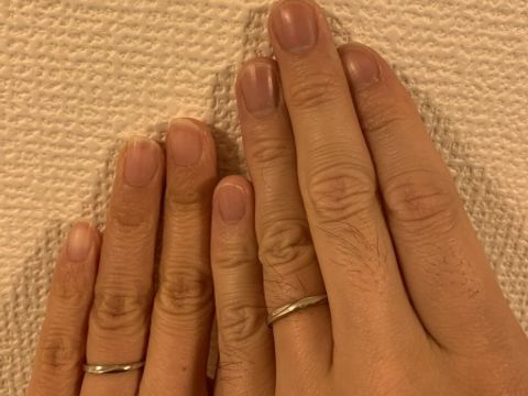 【4℃ BRIDAL(ヨンドシーブライダル)の口コミ】 ダイヤモンドもついていないとてもシンプルな指輪ですが表面が少しウェー…