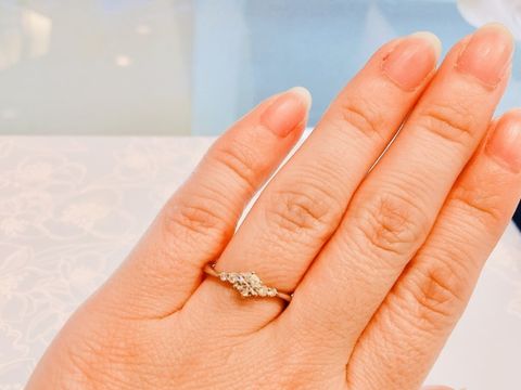 【ヴァンドーム青山(VENDOME AOYAMA)の口コミ】 ウェーブタイプのもので脇石がついているものが希望で出してもらった指輪…