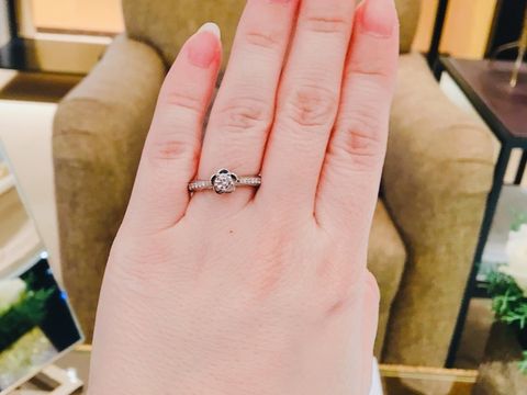 【シャネル(CHANEL)の口コミ】 一目惚れしたカメリアの指輪。
こちらはアームにダイヤがあるタイプのもの…