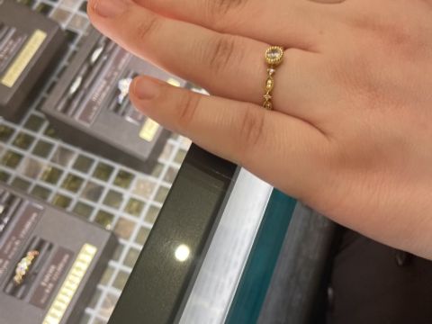 【PAVEO CHOCOLAT(パヴェオショコラ)の口コミ】 あまり他で見ないデザインで目に入ったため試着しました。イエローゴール…