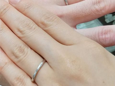 【アンジェリックフォセッテ(Angelique Fossette)の口コミ】 セットで14万円程度のペアマリッジリングだったかと思います。シンプルで…