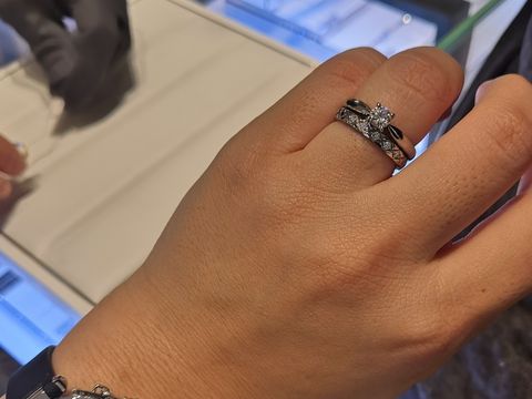 【シャネル(CHANEL)の口コミ】 かまぼこほど厚みもなく、平内ほど指当たりが気にならない、薄いデザイン…