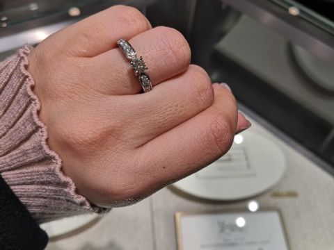 【ショーメ(CHAUMET)の口コミ】 かなり華やかなデザインでした。
リング部分のダイヤも華奢ではなく一つ一…