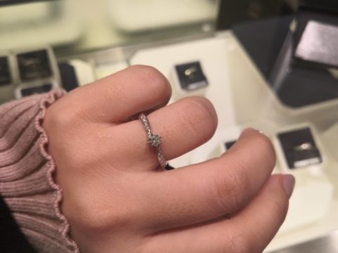 【ROYAL ASSCHER(ロイヤル・アッシャー)の口コミ】 ウェーブのタイプの指輪は、なかなかハイジュエラーで見かけなかったので…