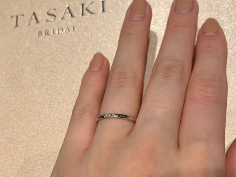 【TASAKI(タサキ)の口コミ】 オーソドックスなデザインの結婚指輪ですが、3石のダイヤモンドの輝きがと…