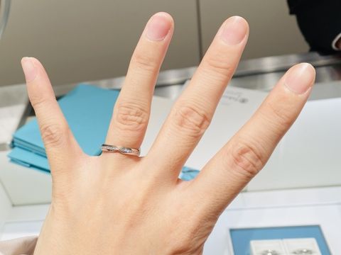 【ティファニー(Tiffany & Co.)の口コミ】 ティファニーの指輪が欲しくて来店しました。
試着したのが、細めのリング…