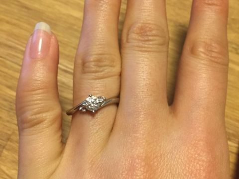 【WEDYの口コミ】 珍しいピンクダイヤだったので、即決購入しました。
また、値段も手頃で旦…