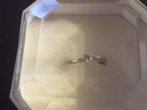 【4℃ BRIDAL(ヨンドシーブライダル)の口コミ】 主人がプロポーズをする時にサプライズでプレゼントしてくれました。なの…
