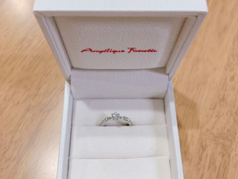 【アンジェリックフォセッテ(Angelique Fossette)の口コミ】 最初にセンターに入れるダイヤモンドを選びました
4Cの説明を受け0.322ct…