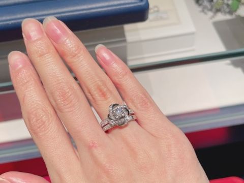 【ブシュロン(BOUCHERON)の口コミ】 芍薬の花をモチーフにしたデザインで、
数年前から婚約指輪はこれと決めて…