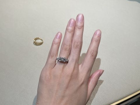 【カルティエ(Cartier)の口コミ】 カルティエのバレリーナ1ctです。
1ct以上になると、サイドアームにもダイ…
