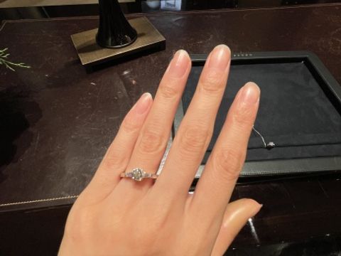 【グラフ(GRAFF)の口コミ】 メインのダイヤの左右に台形のダイヤが
ついているデザインです。
一粒ダ…