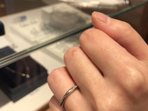 【銀座ダイヤモンドシライシの口コミ】 華奢で繊細な指輪で、細めのものが多い気がしました。ダイヤモンドは白っ…