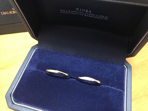 【銀座ダイヤモンドシライシの口コミ】 シンプルで華奢なデザインが気に入りました。
メレダイヤが5つも入ってい…