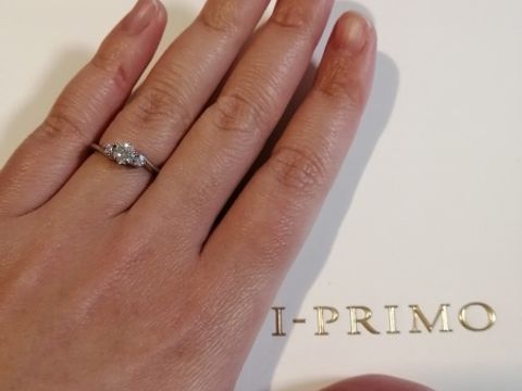 【アイプリモ(I-PRIMO)の口コミ】 ウェーブとストレートが合わさったデザインが決め手です。普段から婚約指…