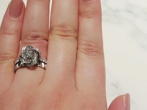 【ブシュロン(BOUCHERON)の口コミ】 ホワイトゴールドにダイヤモンドで上品な印象です。
太めの指にも負けない…