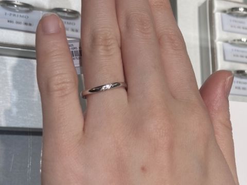【アイプリモ(I-PRIMO)の口コミ】 内側から外側へ流れるようにダイヤモンドが着いており、横から見ても輝い…