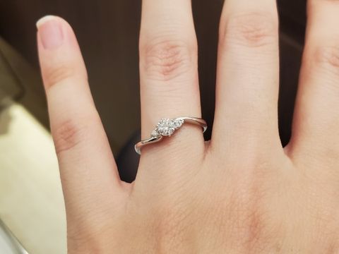 【CHARMY(チャーミー)の口コミ】 初めて指輪を見に行って、ウェーブデザインや、サイドにもダイヤがあるデ…