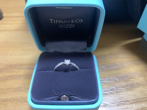 【ティファニー(Tiffany & Co.)の口コミ】 婚約指輪は憧れのティファニーと決めていました。
プロポーズ後に彼と一緒…