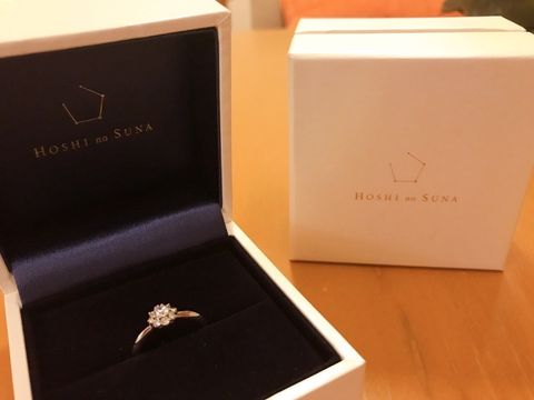 【HOSHI no SUNA 星の砂(ほしのすな)の口コミ】 大きなダイヤモンドが付いていて王道の婚約指輪のデザインにも関わらず、…