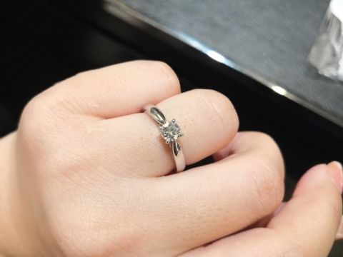 【ヴァン クリーフ＆アーペル(Van Cleef & Arpels)の口コミ】 もともと、センターダイヤは小さくてもいいからリング部分にもメレダイヤ…