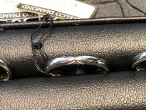 【エクセルコダイヤモンド(EXELCO DIAMOND)の口コミ】 素材はプラチナで、縁全体にミル打ちと呼ばれる加工を施してあります。
こ…