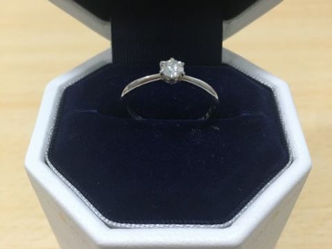 【銀座ダイヤモンドシライシの口コミ】 小ぶりのダイヤモンドがひとつついたシンプルなデザインで探しており、希…