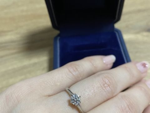 【銀座ダイヤモンドシライシの口コミ】 シンプルだけどデザイン性もあり、指が綺麗に見えるところが気に入ってい…