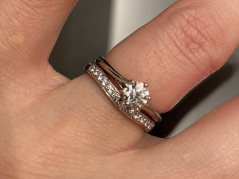 【ラザール ダイヤモンド【取扱店販売】の口コミ】 緩くV字になっているので、シンプルな婚約指輪指輪との相性がとてもよかっ…