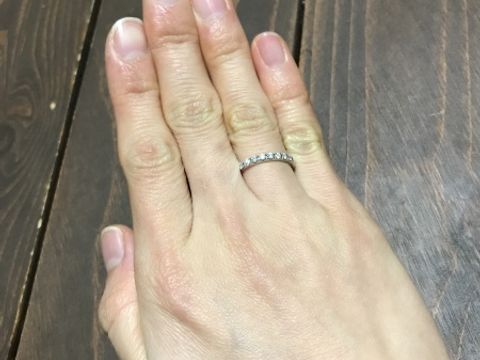 【festaria bijou SOPHIA(フェスタリア ビジュソフィア)の口コミ】 指輪のデザインはプラチナ素材で、シンプルなダイヤモンドがグルリと散り…