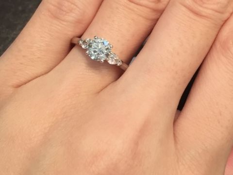 【グラフ(GRAFF)の口コミ】 センターストーンの横にペアシェイプのサイドストーンがついているデザイ…