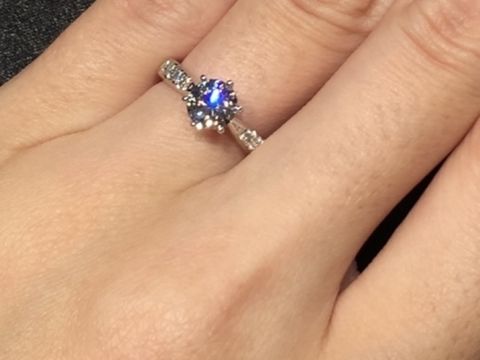 【TASAKI(タサキ)の口コミ】 センターストーンに向かってサイドが細くなっているのでセンターストーン…