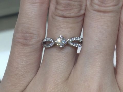 【ブシュロン(BOUCHERON)の口コミ】 元々はピヴォワンヌ（芍薬モチーフ）の試着をしに伺いましたが、こちらも…