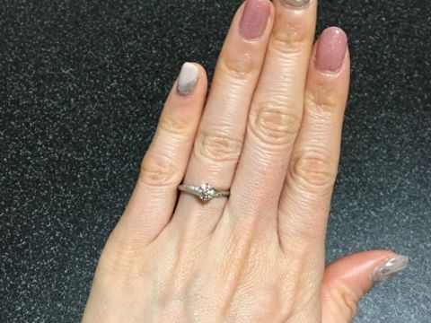 【エクセルコダイヤモンド(EXELCO DIAMOND)の口コミ】 センターダイヤモンドが浮いているようなデザインで、キレイなダイヤモン…