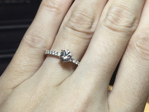 【ROYAL ASSCHER(ロイヤル・アッシャー)の口コミ】 王道のセンターストーンにサイドがパヴェタイプのデザインです。ヨーロッ…