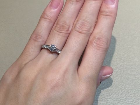 【カルティエ(Cartier)の口コミ】 ソリテールでサイドがパヴェになっているデザインです。個人的な好みとし…