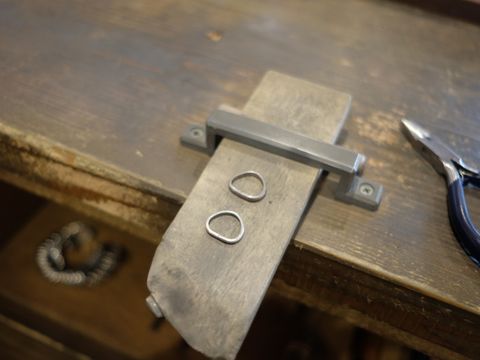 【鎌倉彫金工房の口コミ】 店内にたくさん見本が用意されていて、私はその中で長くつけられるシンプ…