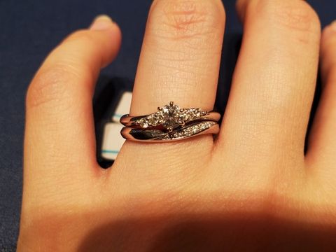 【銀座ダイヤモンドシライシの口コミ】 サイドに2石づつメレダイヤがつき、ウェーブで流れるように綺麗なデザイン…