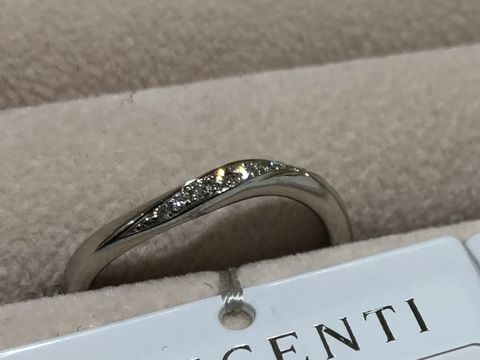 【TRECENTI(トレセンテ)の口コミ】 ウェーブタイプにしぼって指輪選びをしていました。ウェーブタイプの指輪…