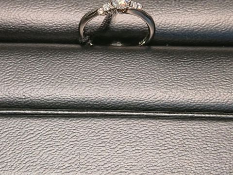 【ラザール ダイヤモンド(LAZARE DIAMOND)の口コミ】 両サイドにある2石のダイヤがメインのダイヤを引き立たせ、近くから見ても…