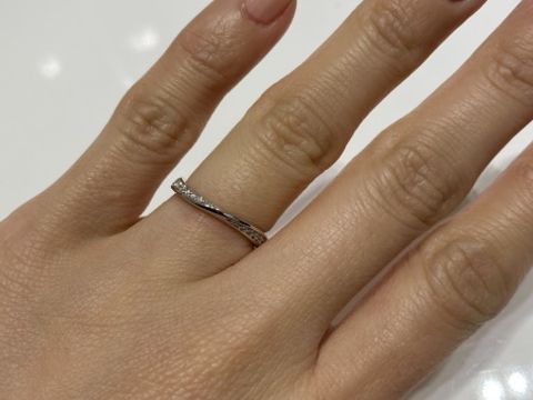 【4℃ BRIDAL(ヨンドシーブライダル)の口コミ】 つけ心地はとてもよく、様々な婚約指輪と重ね付けもできるデザインなので…